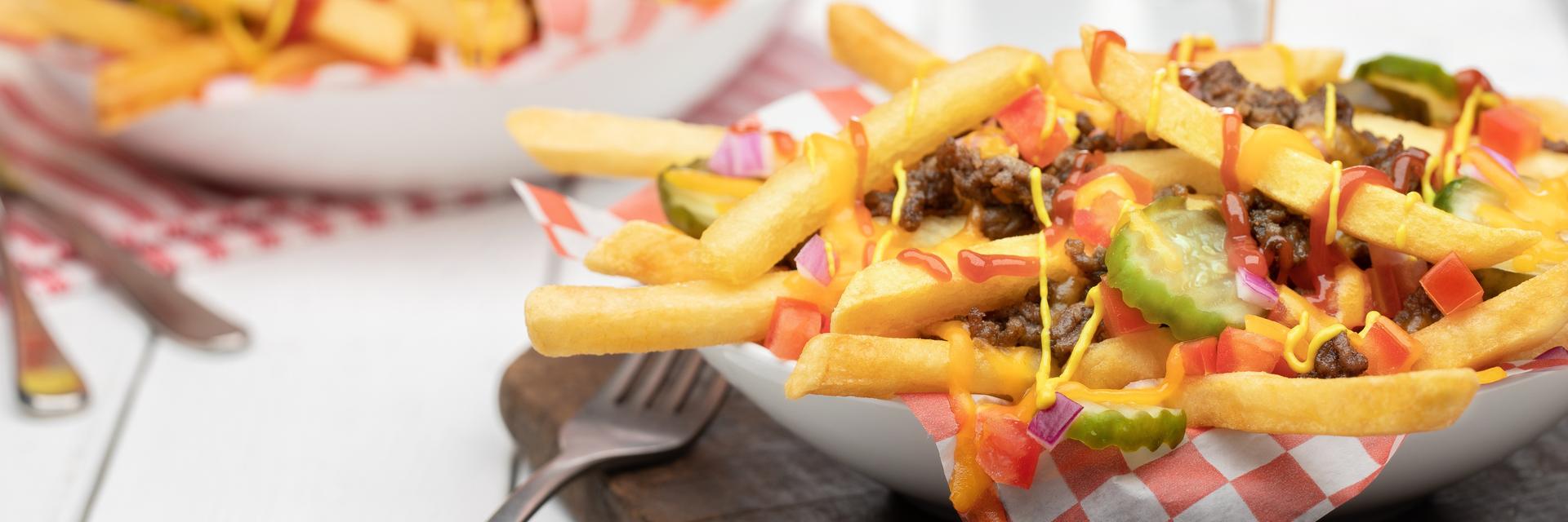 Frites garnies style cheeseburger canadien