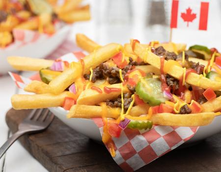 Frites garnies style cheeseburger canadien