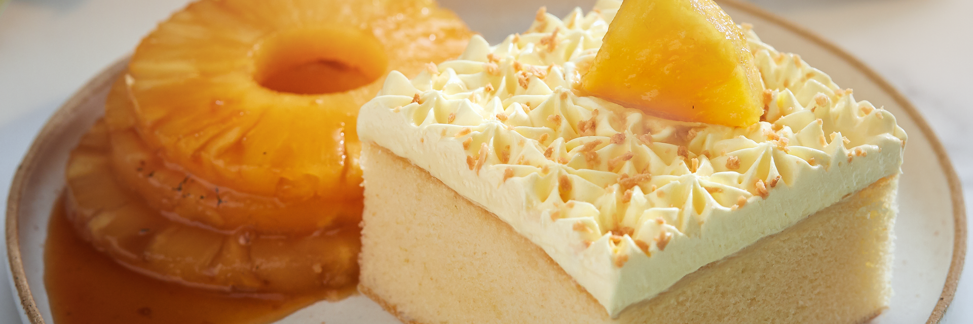 Gâteau à la vanille et à la noix de coco avec ananas caramélisé