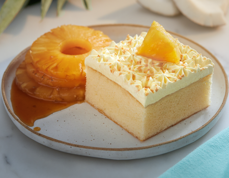 Gâteau à la vanille et à la noix de coco avec ananas caramélisé