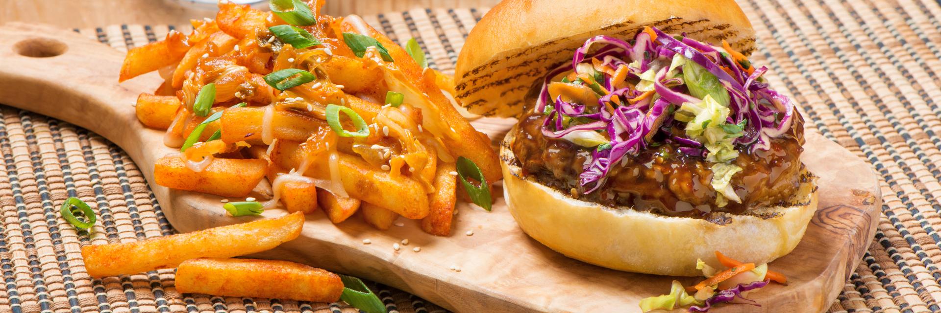 Frites au kimchi avec burger glacé à la sauce hoisin et salade de chou