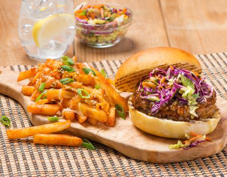 Frites au kimchi avec burger glacé à la sauce hoisin et salade de chou