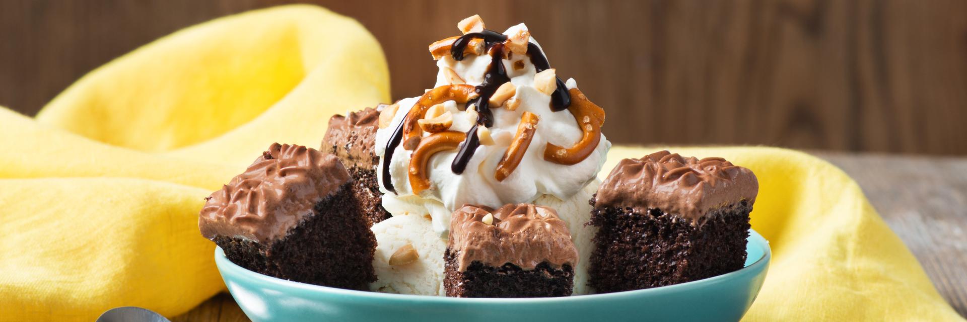 Coupe glacée au chocolat, aux arachides et aux bretzels