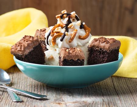 Coupe glacée au chocolat, aux arachides et aux bretzels