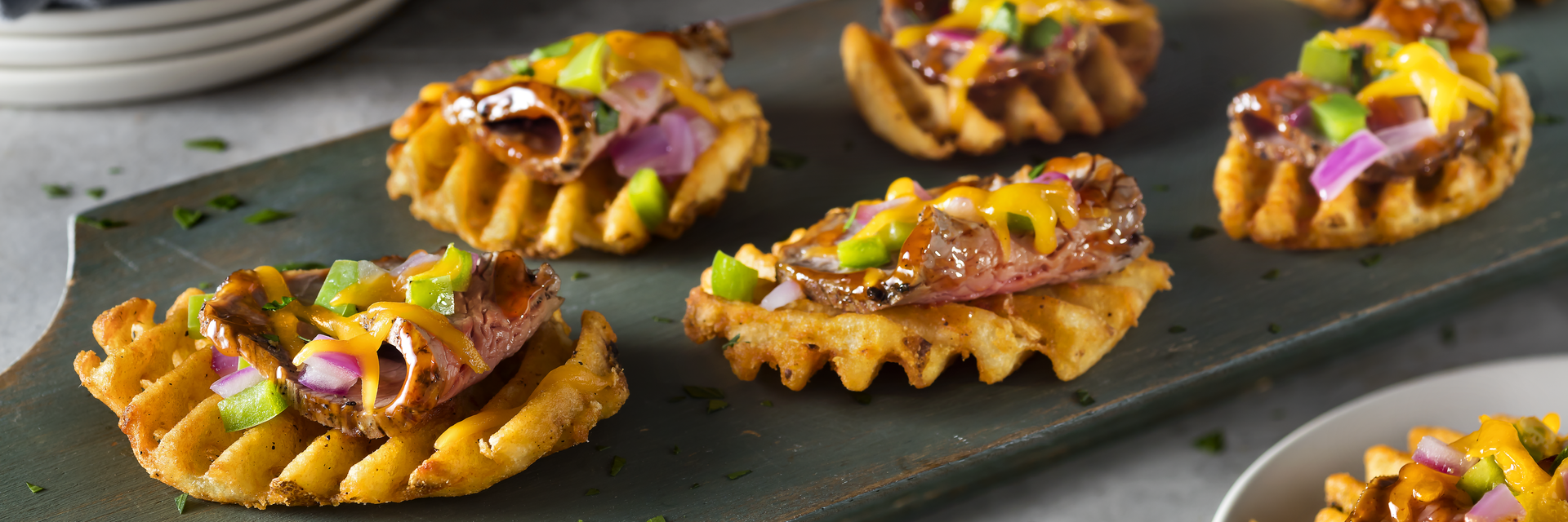 Bouchées gaufrées au fromage et au steak Philly