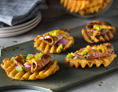 Bouchées gaufrées au fromage et au steak Philly