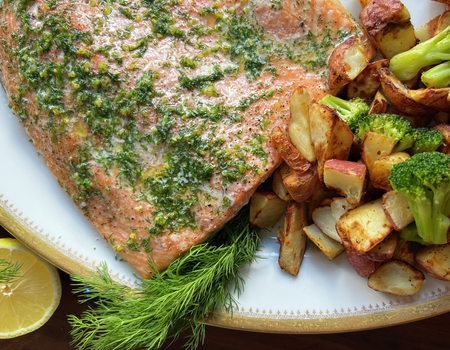 Saumon avec sauce au beurre, au citron et à l’aneth et Mélange