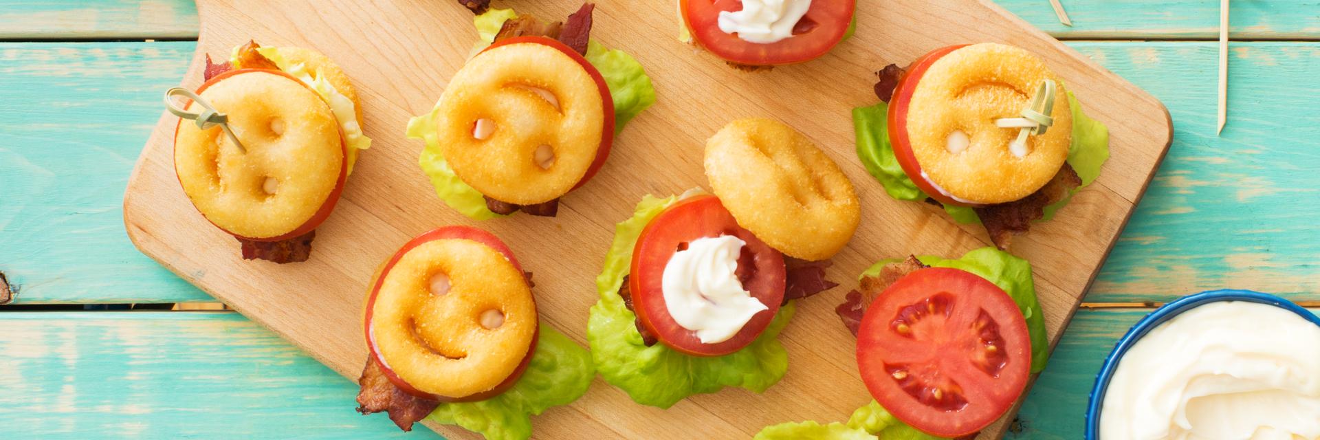 Mini sandwichs BLT souriants