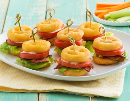 Mini sandwichs BLT souriants